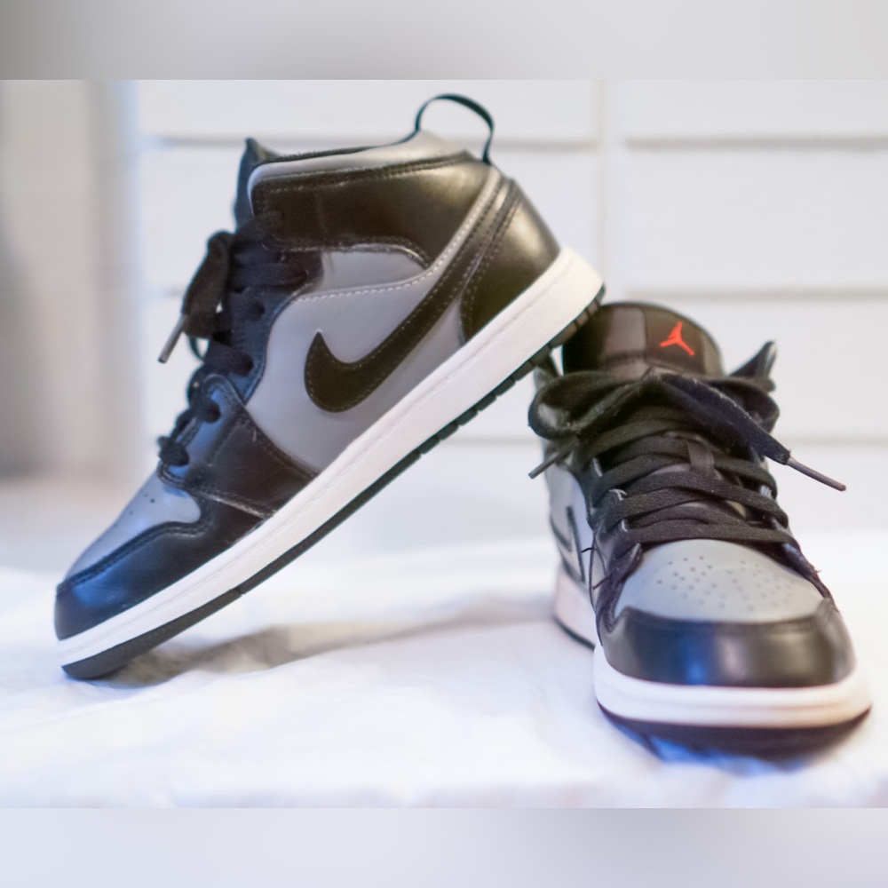 Nike Jordan 1 Mid Shadow Red size 2.5Y